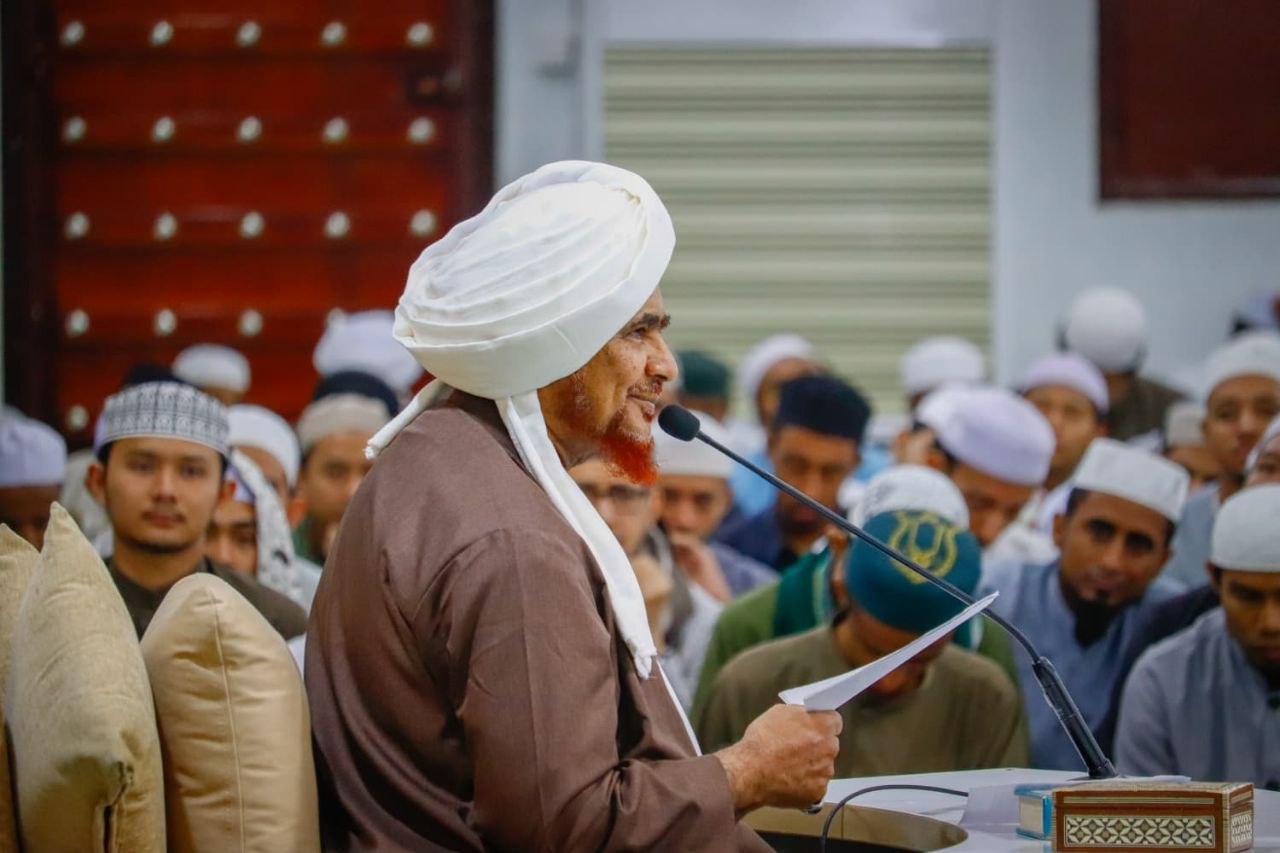 Habib Umar bin Hafidz bersama para santri dan jamaah Dauroh Tarim